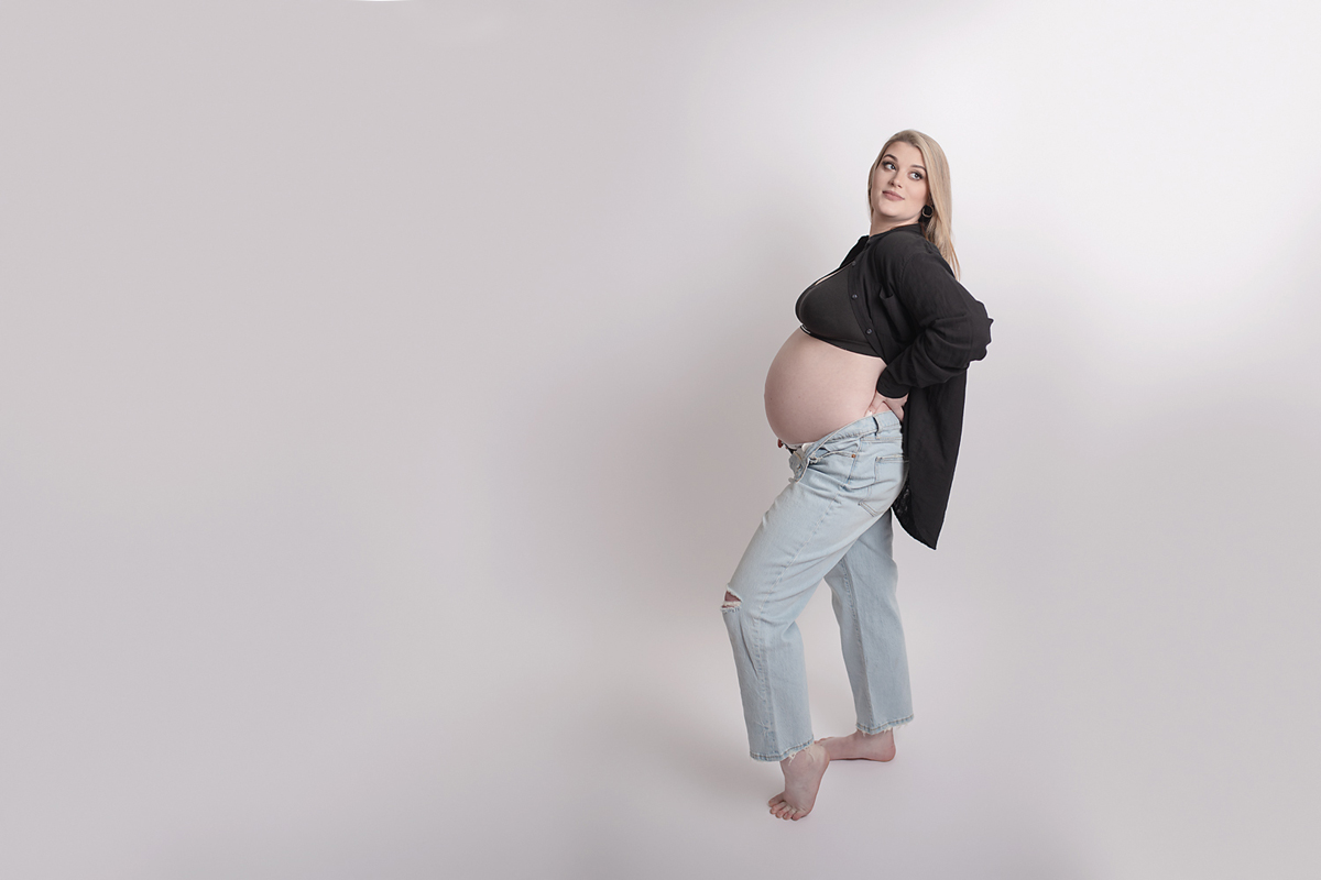 Maternity photo taken by Lisa Rowland in Studio