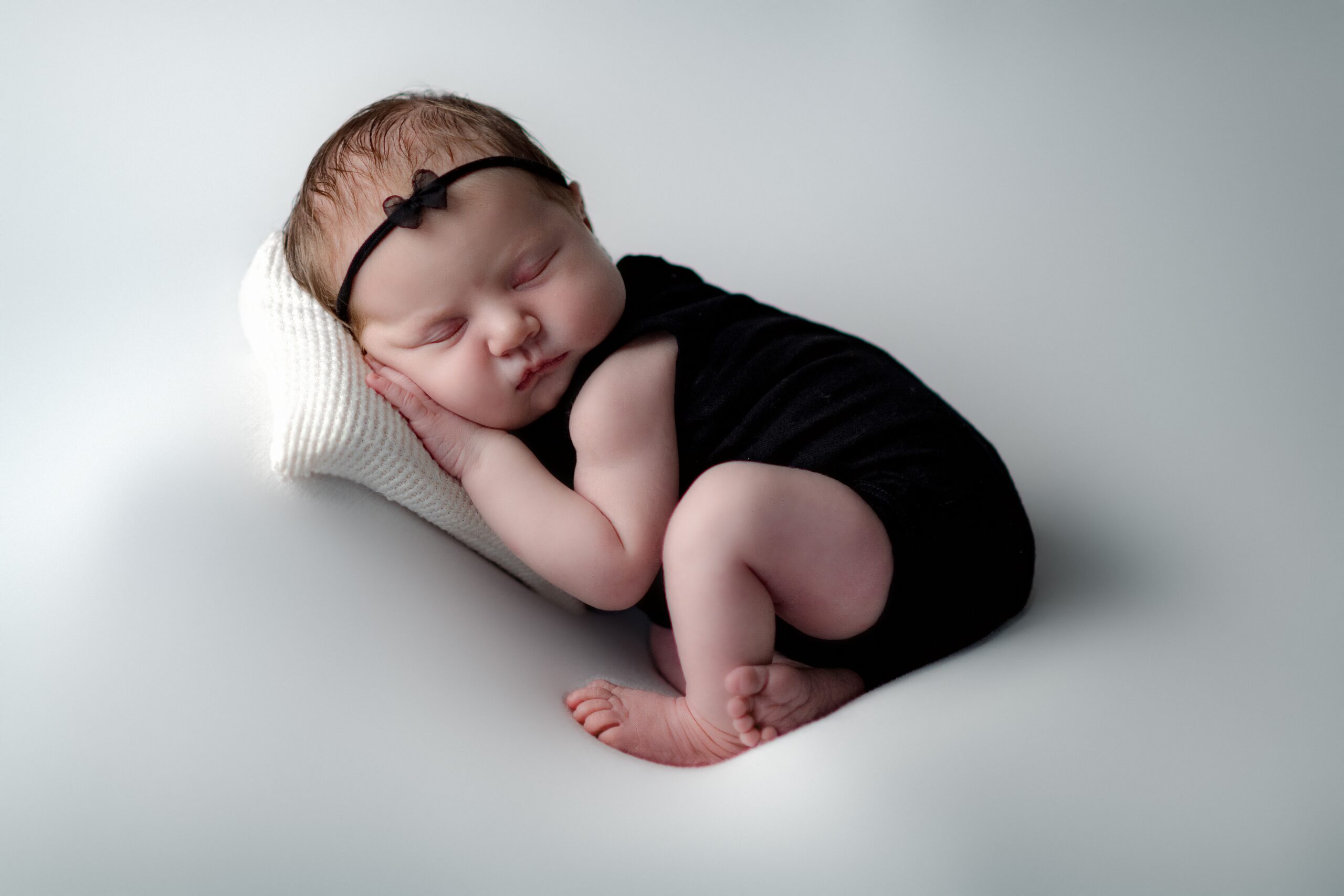 Newborn photography by Lisa Rowland At Perfect-photos.com in Studio