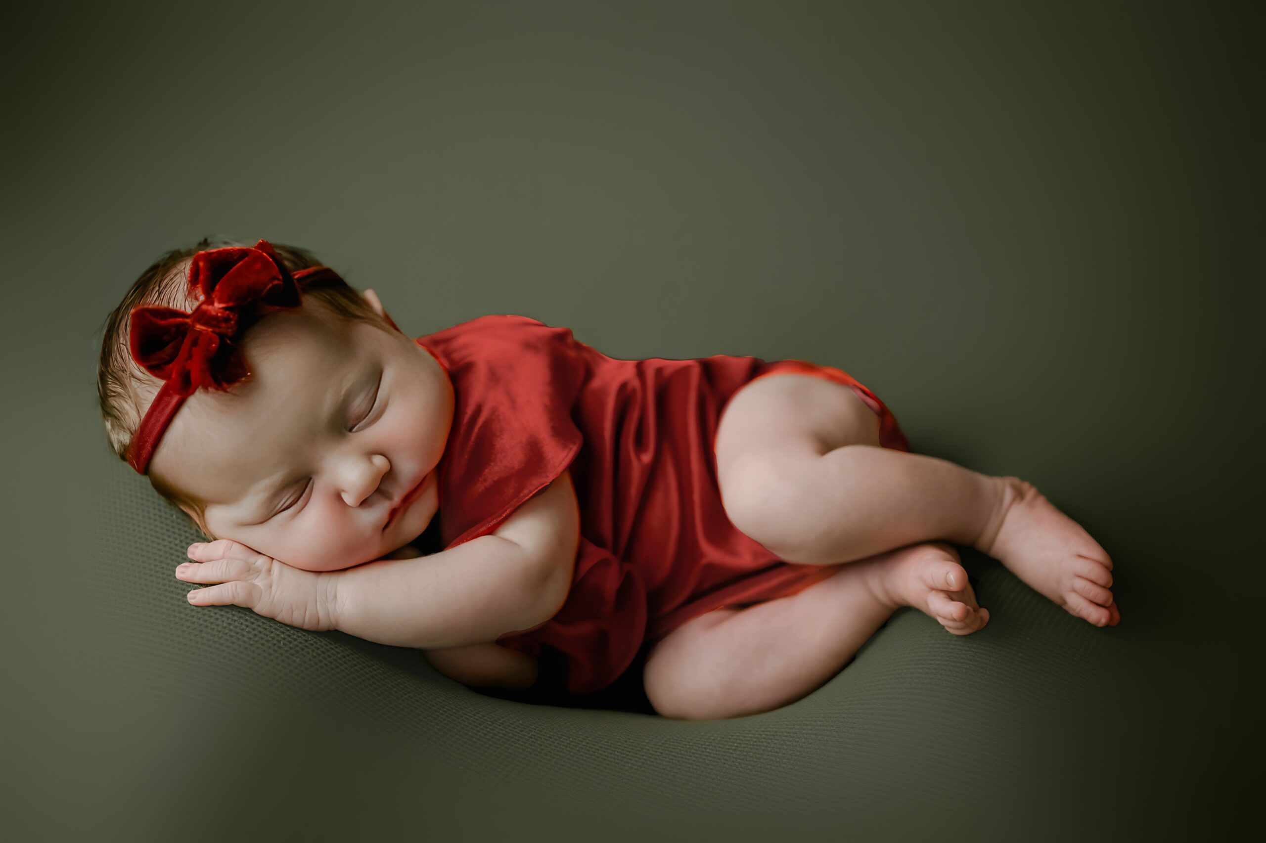 Newborn photography by Lisa Rowland At Perfect-photos.com in Studio